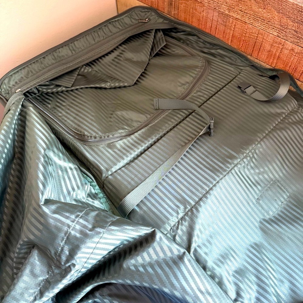 VTG 2241M3 Tumi Alpha 2 Wheeled Large Garment/Suitcase Travel Bag - Picture 14 of 16